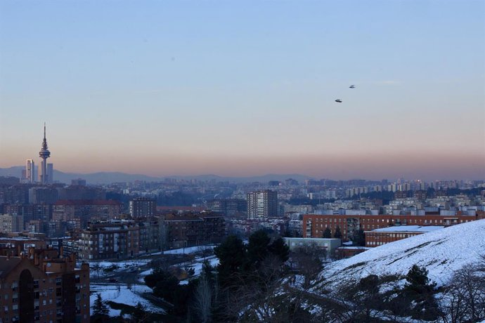 Capa de contaminación sobre la ciudad desde el Cerro del Tío Pío en Madrid (España), a 18 de enero de 2021. Madrid lleva desde ayer en escenario 1 de su protocolo anticontaminación y continuará así mínimo hasta mañana martes incluido. Durante este escen