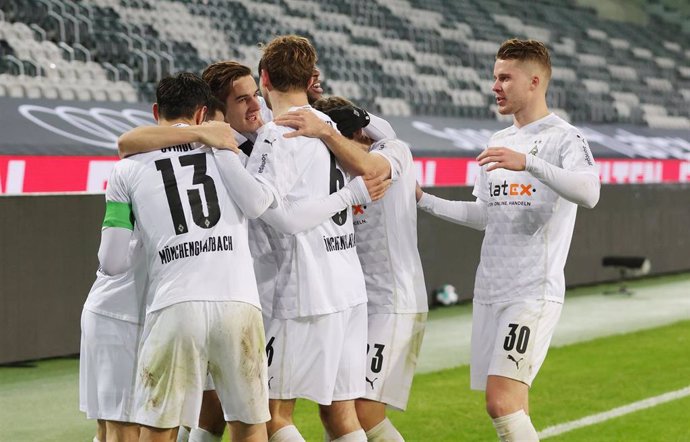 Florian Neuhaus, del Borussia Monchengladbach, celebra un gol con sus compañeros