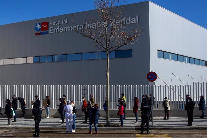 Trabajadores sanitarios se manifiestan para "exigir el freno al desmantelamiento de plantilla y recursos de los hospitales de la red pública madrileña" frente al Hospital de Emergencias Enfermera Isabel Zendal en Madrid (España), a 24 de enero de 2021. 