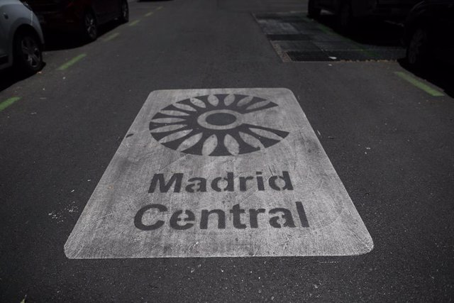 Una señal de Madrid Central en la acera que indica la entrada a la zona.