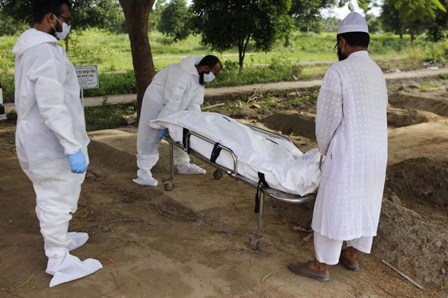 Burial of COVID-19 victims in Dhaka