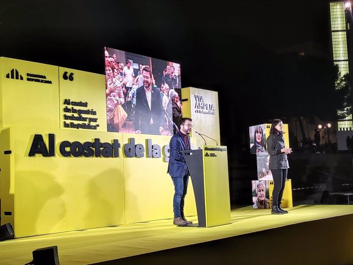 El vicepresidente de la Generalitat en funciones y candidato de ERC a la Presidencia, Pere Aragons, en un mitin de campaña en el Parc del Clot de Barcelona.