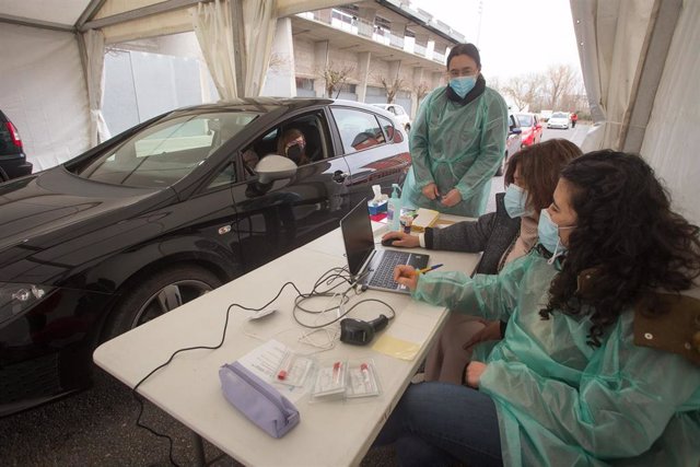 Una persona acude a realizarse un test de antígenos de Covid-19 en un dispositivo organizado en una carpa en Monforte de Lemos, Lugo, Galicia, (España), a 5 de febrero de 2021. El cribado masivo, puesto en marcha por el Ayuntamiento del municipio para col