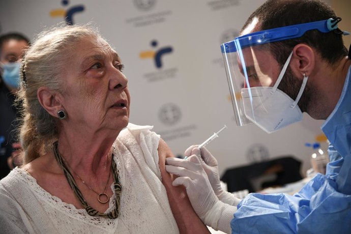 Una mujer recibe la vacuna contra el coronavirus en Atenas.