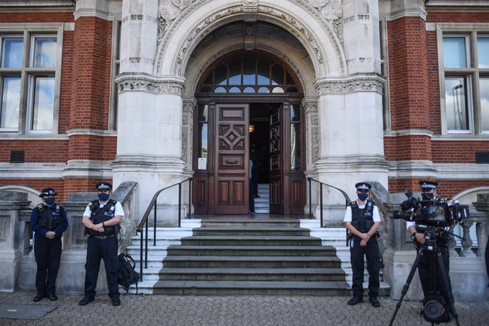 Agentes frente al edificio de la Policía Metropolitana, en Croydon.