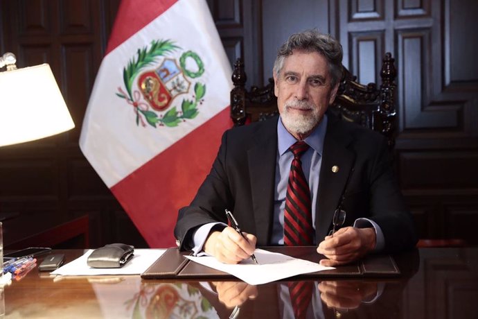 El presidente de Perú, Francisco Sagasti, firma la reforma que permite terminar con la inmunidad parlamentaria en el país.