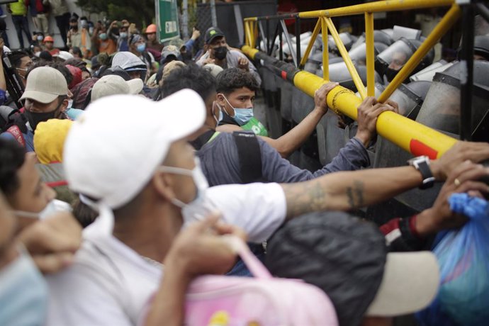 Migrantes de la caravana de Honduras de enero de 2020 en El Florido, Guatemala.