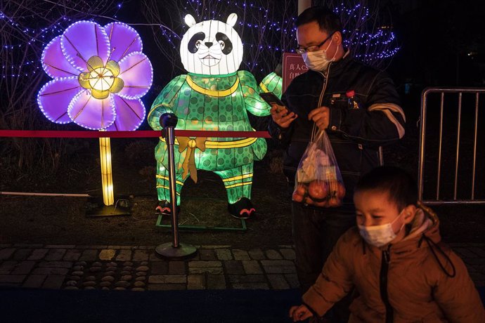 Un niño y un adulto pasean por las calles de Wuhan decoradas con motivo del Año Nuevo Lunar en China.