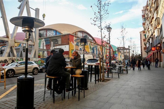 Varias mesas en una terraza del distrito de La Latina en Madrid.