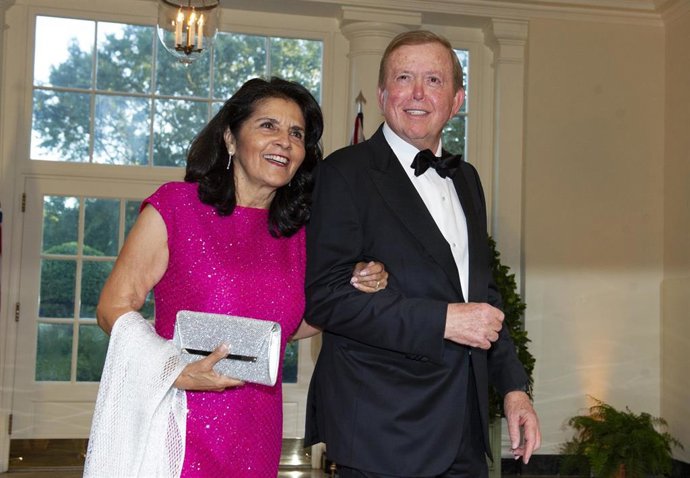 El presentador Lou Dobbs y su esposa, Debi