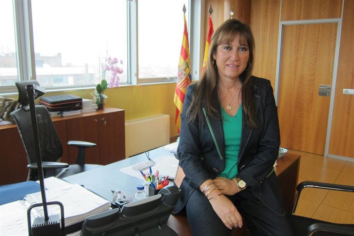 La consejera de Sanidad del Gobierno de Aragón, Sira Repollés, en su despacho.
