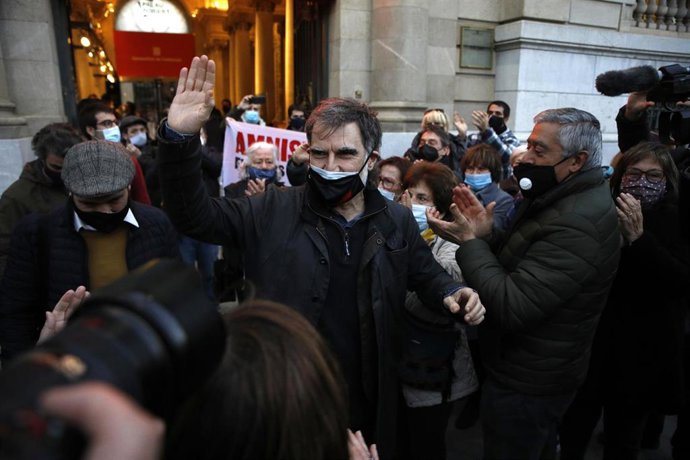 El presidente de mnium Cultural, Jordi Cuixart a su salida de un acto unitario de partidos independentistas, en los en los Jardines del Palau Robert, Barcelona, Catalunya (España), a 1 de febrero de 2021.