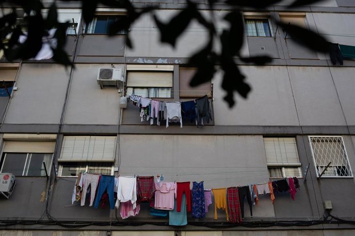 Tendederos con ropa colgada en un edificio del barrio de Ciutat Meridiana, uno de las zonas con la tasa de infectados por Covid-19 más alta de Barcelona, en Barcelona, Catalunya, (España), a 9 de noviembre de 2020. 