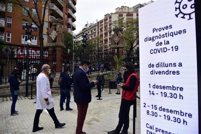 Varias personas hacen colas para la realización de test en el Recinto Modernista del Hospital de Sant Pau de Barcelona, Catalunya (España), a 1 de diciembre de 2020.