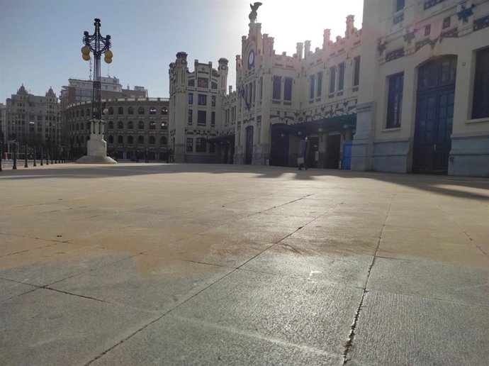 Arena del desierto argelino en la Estación del Norte de Valncia