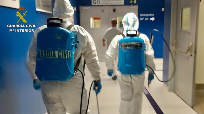 La Guardia Civil en Ibiza realiza labores de desinfección en todos los espacios del Hospital Can Misses.