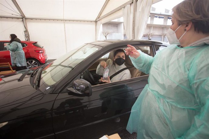 Una trabajadora sanitaria atiende a una persona que ha acudido a realizarse un test de antígenos de Covid-19 en un dispositivo organizado en una carpa en Monforte de Lemos, Lugo, Galicia, (España), a 5 de febrero de 2021. El cribado masivo, puesto en ma