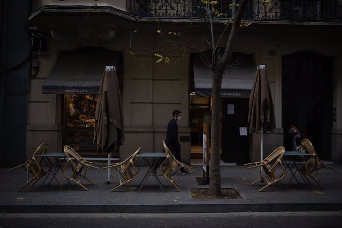 Cadires buides en una terrassa d'un cntric carrer de Barcelona, Catalunya (Espanya), 21 de desembre del 2020.