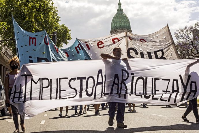 Manifestantes dando su apoyo a la creación de un impuestoa la riqueza en Argentina