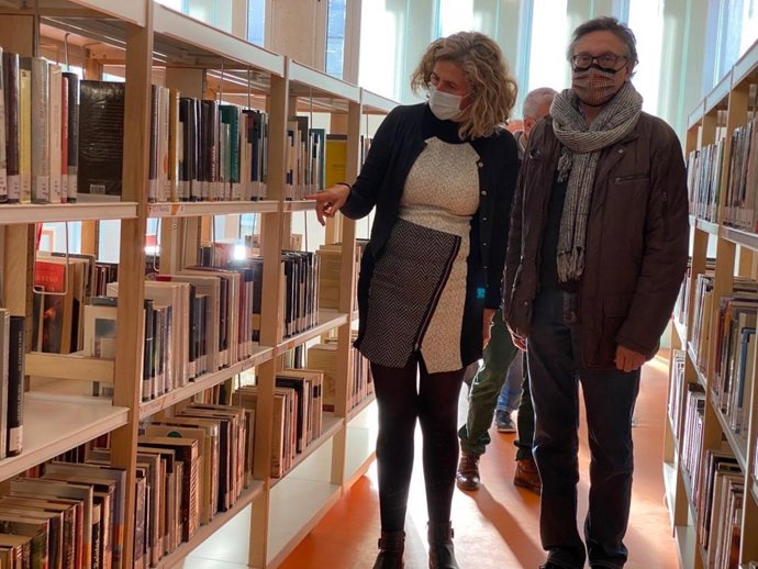 LA concejala de Agenda Urbana y Gobierno Abierto, Mercedes Bernabé, en una biblioteca
