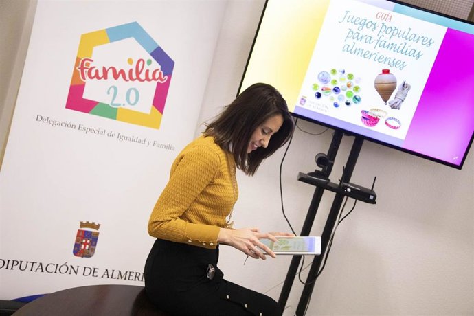 Carmen Belén López con la nueva guía digital