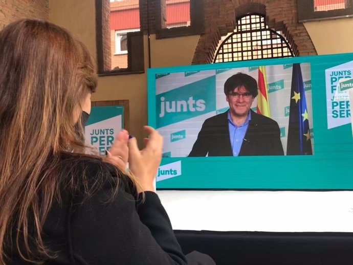 La candidata de Junts a les eleccions, Laura Borrs, amb l'expresident Carles Puigdemont