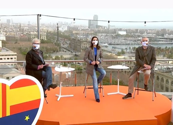D'esquerra a dreta, la número 2 de Cs pel 14F, Anna Grau, la presidenta de Cs, Inés Arrimadas, i el candidat de Cs a la Presidncia de la Generalitat, Carlos Carrizosa, a Barcelona, 6 de febrer del 2021.