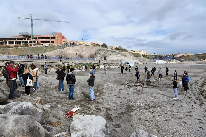 Varias personas participan en una concentración, en recuerdo a los migrantes fallecidos en la conocida como Tragedia del Tarajal, en la Playa del Tarajal, en Ceuta (España) a 6 de febrero de 2021. 