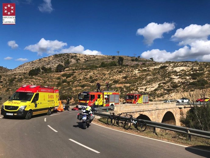 Efectivos de bomberos en el rescata al ciclista en Altura (Castellón)