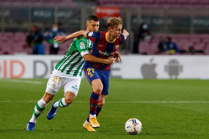 Barcelona's Frenkie de Jong (R) and Real Betis's Guido Rodriguez battle for the ball during the Spanish Primera Division soccer match between Barcelona and Real Betis at the Camp Nou. Photo: David Ramirez/DAX via ZUMA Wire/dpa