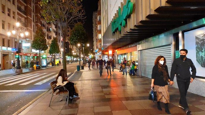 Calle Uría de Oviedo durante el cierre de la actividad no esencial por el coronavirus