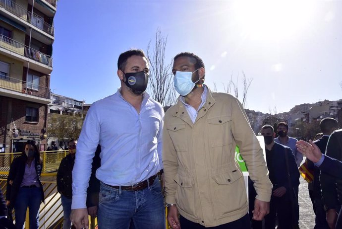 El presidente de VOX, Santiago Abascal (i) y el candidato de VOX a la presidencia de la Generalitat, Ignacio Garriga (d) durante un acto de campaña en Barcelona, Catalunya (España), a 1 de febrero de 2021.