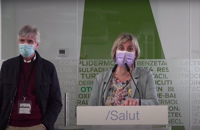 La consellera de Salud de la Generalitat, Alba Vergés, con el secretario de Salud Pública de la Generalitat, Josep Maria Argimon, en rueda de prensa en los laboratorios de Reig-Jofre en Sant Joan Despí (Barcelona).