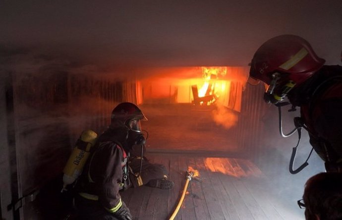 Intervención de los bomberos en el incendio de la vivienda