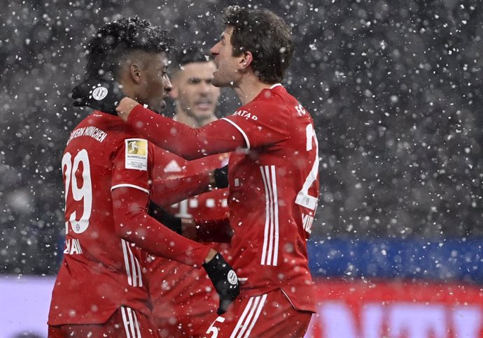 05 February 2021, Berlin: Bayern Munich's Kingsley Coman (L) celebrates scoring his side's first goal with teammate Thoma Mueller during the German Bundesliga soccer match between Hertha BSC and FC Bayern Munich at the Olympiastadion. Photo: John Macdou