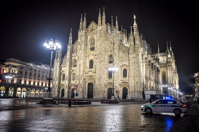 01 January 2021, Italy, Milan: A general view of the empty space in fornt of the Duomo di Milano during the muted New Year's celebrations amid the coronavirus pandemic. Photo: Claudio Furlan/LaPresse via ZUMA Press/dpa