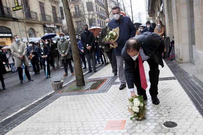 Representantes de los grupos municipales de San Sebastián depositan una flor ante la placa conmemorativa de Fernando Múgica Herzog, en San Sebastián, Euskadi (España), a 6 de febrero de 2021