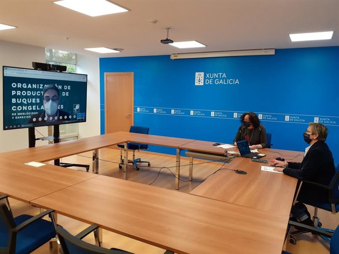 Reunión de Rosa Quintana con la flota que captura marrajo