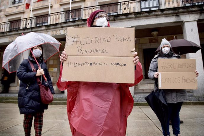 Una mujer sostiene una pancarta donde se lee "#Libertad para Pablo Hasel" durante una manifestación contra el encarcelamiento de este poeta y rapero, en Zamora (España), a 6 de febrero de 2021. 