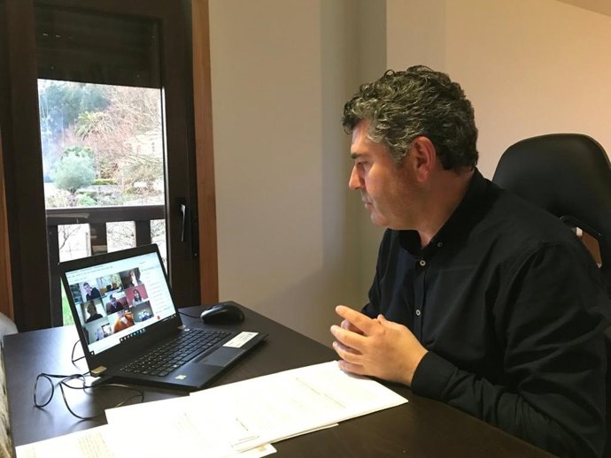 El diputado del PPdeG Ovidio Rodeiro mantiene una reunión con profesores de FP