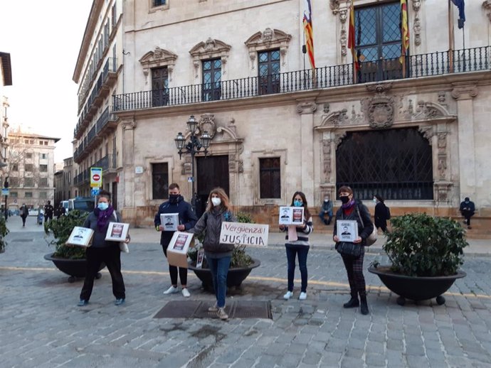 Un reducido grupo de personas piden frente a Cort "libertad" para el rapero Pablo Hasél.