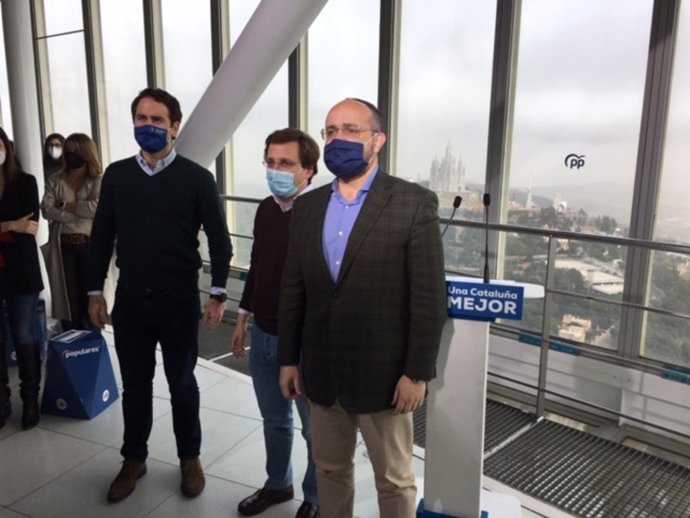 El secretario general del PP, Teodoro García Egea, el alcalde de Madrid, José Luis Martínez-Almeida, y el candidato del PPC al 14F, Alejandro Fernández, en un acto de campaña en Barcelona