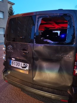 Imagen de la furgoneta de Ignacio Garriga (Vox) tras la protesta por su presencia en un acto electoral en Vic (Barcelona)