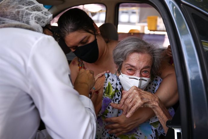 Irene Mondegar Penha, de 101 años, reibe la administración de la vacuna CoronaVac en Río de Janeiro.