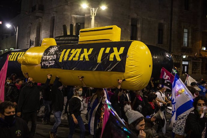 06 February 2021, Israel, Jerusalem: Israeli protesters hold an inflatable model of a rocket during a protest against Israeli Prime Minister Benjamin Netanyahu, outside his residence in Jerusalem. Photo: Ilia Yefimovich/dpa