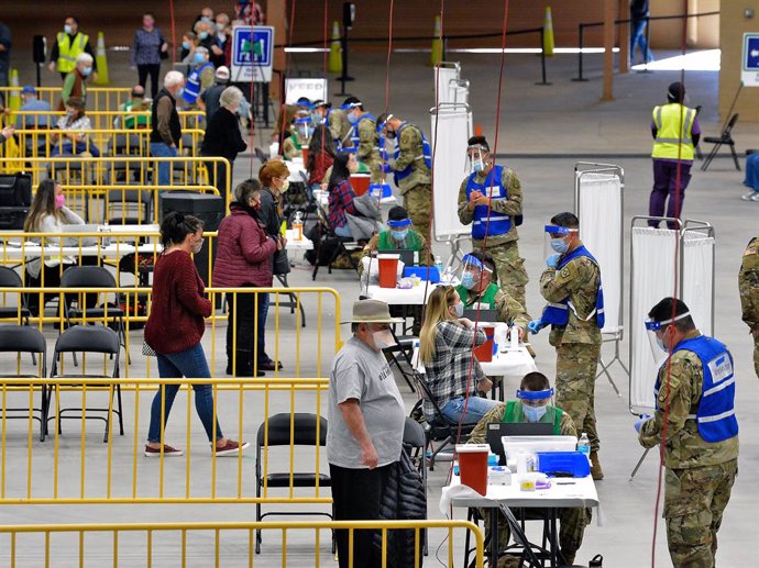 06 January 2021, US, Albuquerque: People receive shots of the coronavirus (Covid-19) vaccine from members of the New Mexico Army and Air National Guard at Tingley Coliseum. Photo: Jim Thompson/Albuquerque Journal via ZUMA/dpa