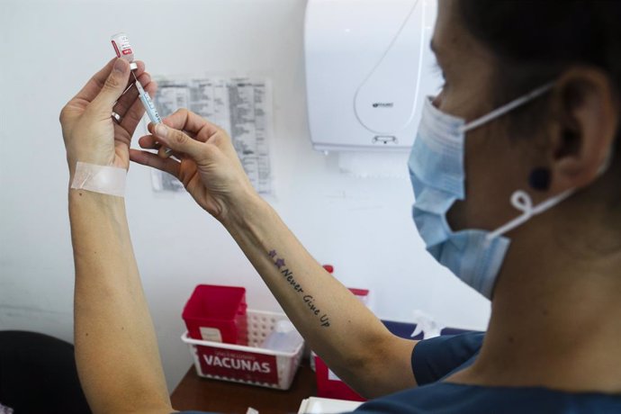Una enfermera prepara una dosis de la vacuna contra el coronavirus Sputnik V en la ciudad argentina de Rosario.