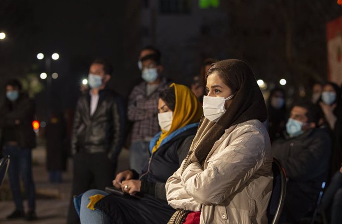 Personas con mascarilla durante un espectáculo en Teherán, Iran.