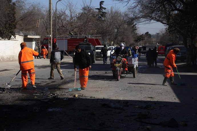 Empleados municipales limpian el lugar en el que estalló una bomba en Kabul el 6 de febrero de 2021.
