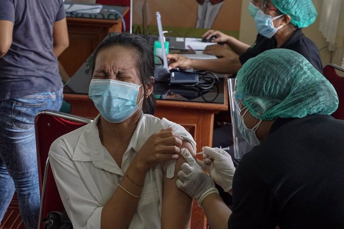 29 January 2021, Indonesia, Denpasar: A health worker receives a dose of the Sinovac coronavirus (COVID-19) vaccine at Wangaya Hospital. Photo: Dicky Bisinglasi/ZUMA Wire/dpa